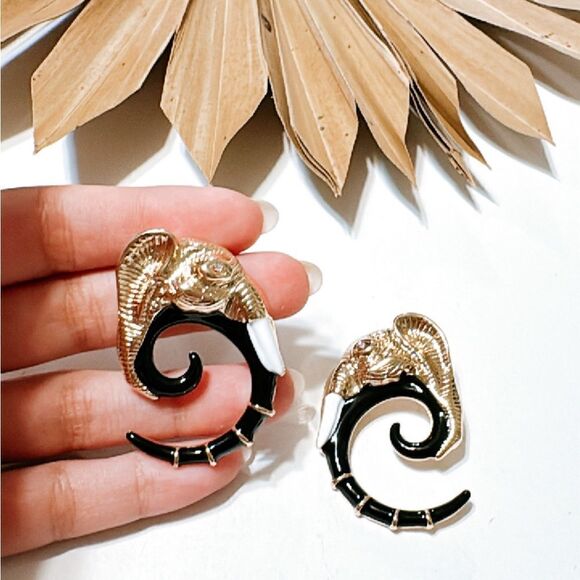 Elephant stud earrings M319 - Picture 4 of 4